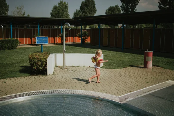 yürüyen bir kız tarafından poo