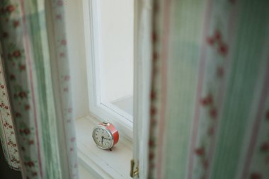 pencerede kırmızı çalar saat