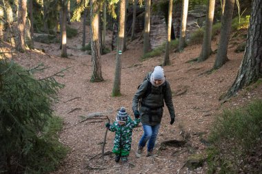 Anne ve oğlu ormandaki