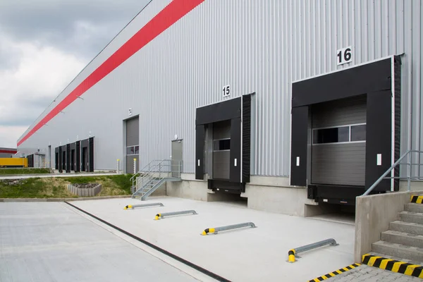 Lojistik ambar Binası rıhtımda