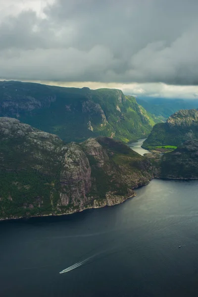 Fjord im norwegischen Nationalpark geklaut — Stockfoto