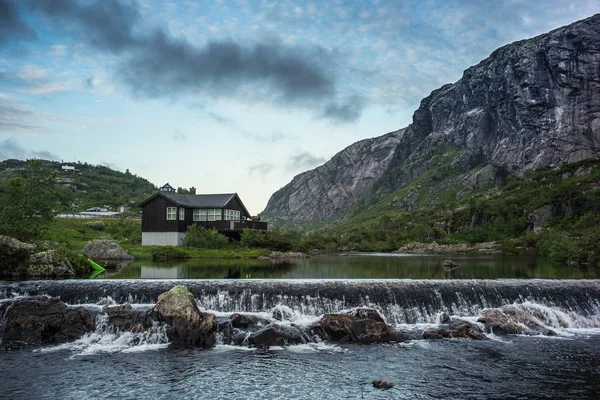 Casa en lago noruego y cielo dramático — Foto de Stock