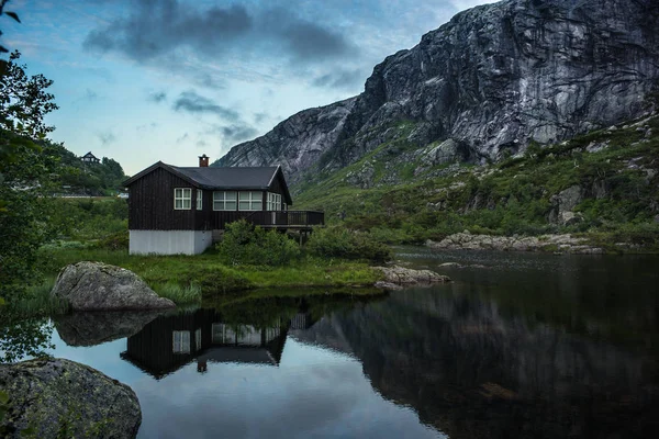 Casa en lago noruego y cielo dramático — Foto de Stock