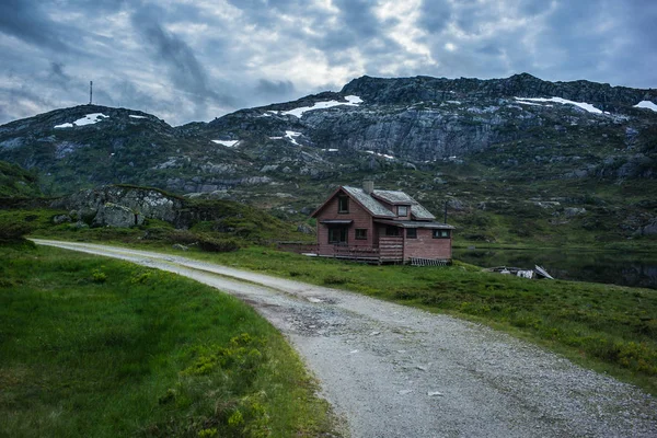 Vadideki göl kenarında eski ev