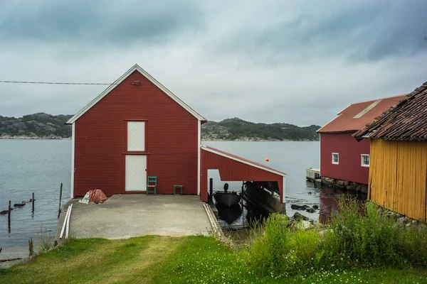 Clásico, casa noruega roja y barco — Foto de Stock