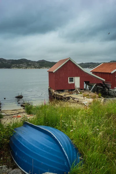 Classic, casa noruega roja — Foto de Stock