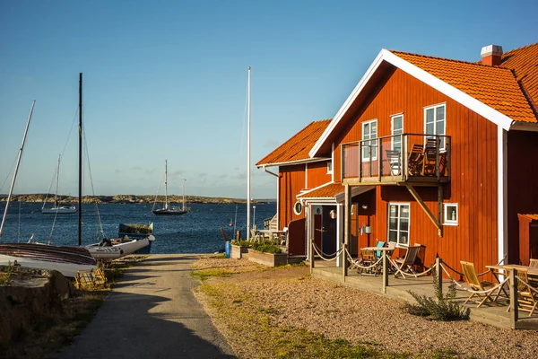 Casas de ladrillo de color y barcos en un puerto noruego . — Foto de Stock
