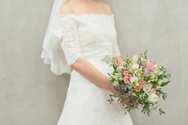 Свадебный букет из роз — стоковое фото