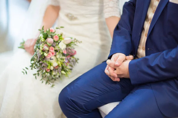 Bride and groom hand by hand — Stock Photo, Image