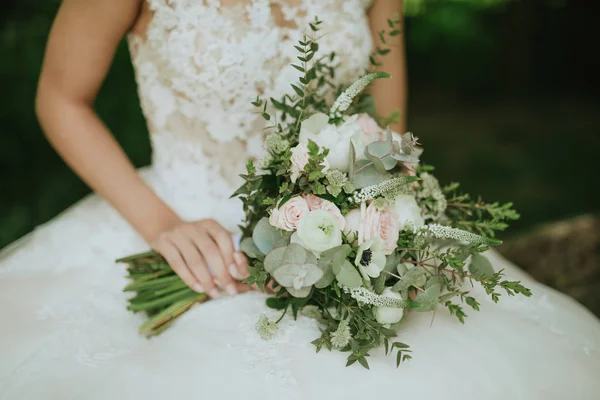 Grüner Hochzeitsstrauß in der Hand einer Braut — Stockfoto