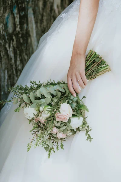Groene bruiloft boeket in de hand van een bruid — Stockfoto