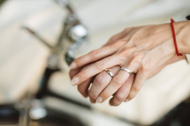 Alyans eller üzerinde