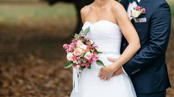 Big wedding bouquet from pink roses in hand of the bride — Stock Photo, Image