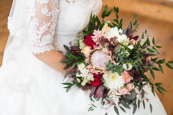 Schoonheid bruiloft boeket in de handen van de bruid — Stockfoto