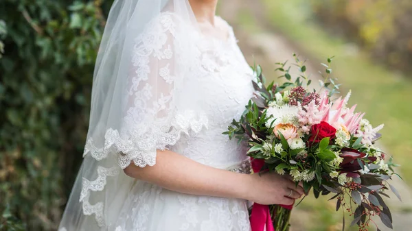 Kecantikan buket pernikahan di tangan pengantin wanita — Stok Foto