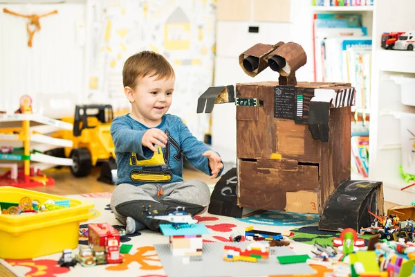 onun renkli oyuncaklar ile çocuk oyun