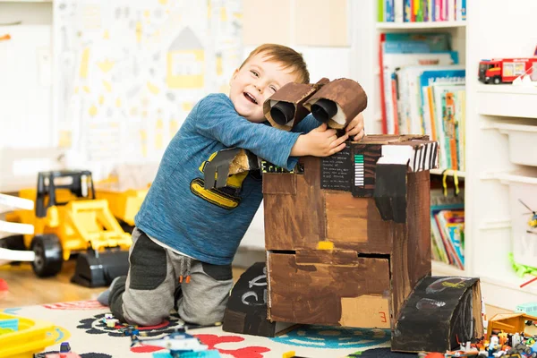 onun renkli oyuncaklar ile çocuk oyun