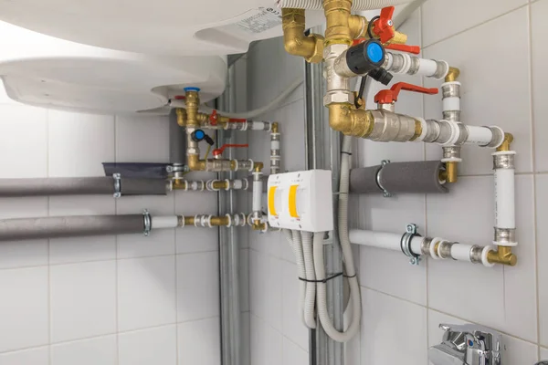 Boiler für Warmwasserbereitung, Rohrleitungssystem — Stockfoto