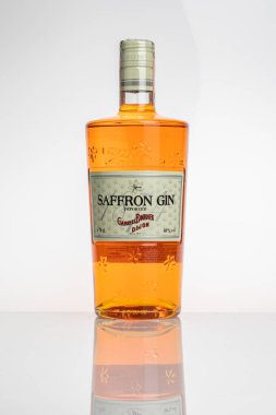 Gabriel Boudier safran beyaz arka planda cin şişesi