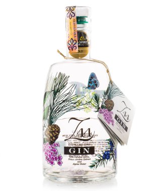 Beyaz arka planda damıtılmış sek cin Z44 şişesi.