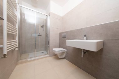 Beyaz duvarları ve penceresi olan boş bir oda, yeni bir bina.