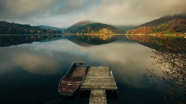 Molo am see palcmanska masa, herbst in den bergen — Stockfoto