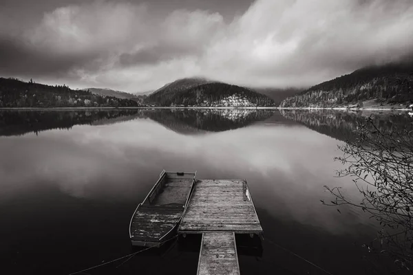 Palcmanska Gölü 'nde molo, dağlarda sonbahar