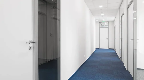 Beyaz duvarlı ofisler için koridor
