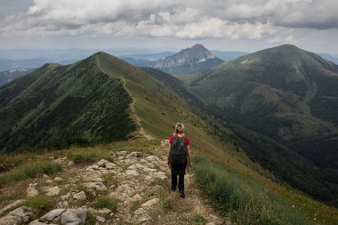 Küçük Fatra dağlarında turistik yürüyüş yolu