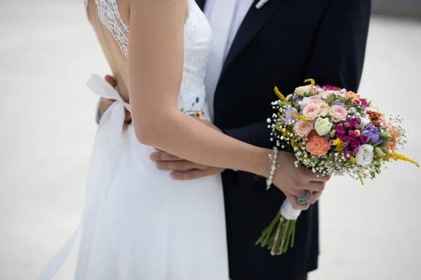 Ładny bukiet ślubny w rękach panny młodej — Zdjęcie stockowe