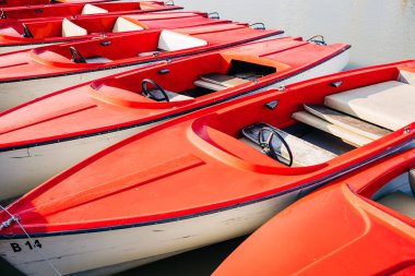 Kiralık direksiyonlu kırmızı tekne.