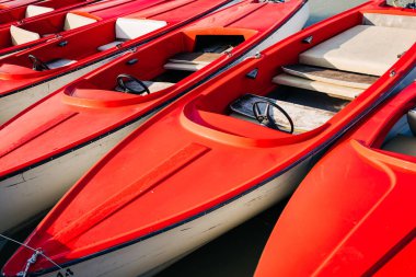 Kiralık direksiyonlu kırmızı motorlu tekne.