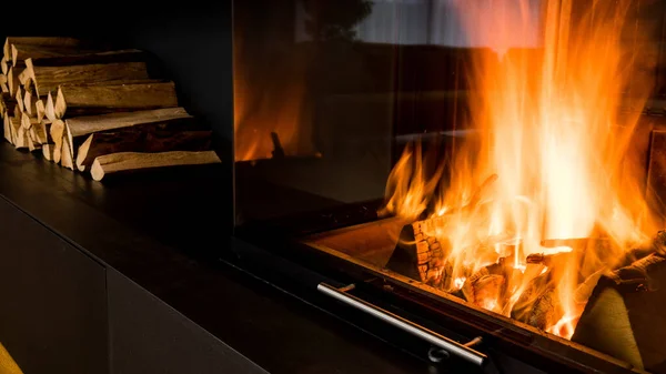 Oturma odasında odun depolamak için yeri olan modern şömine.