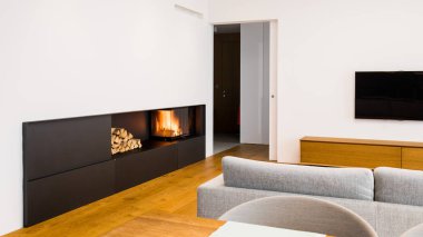 Modern, minimalist şömine odanın girişinde.