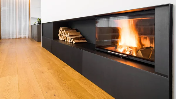 Beyaz duvarında alevler olan modern, minimalist şömine