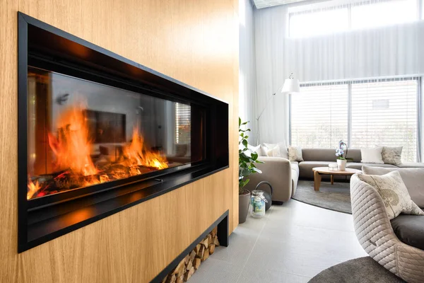 Modern bir iç mekanda büyük, modern, cam şömine.