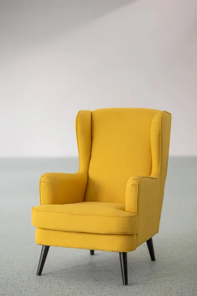 空房间中央的黄色扶手椅 — 图库照片