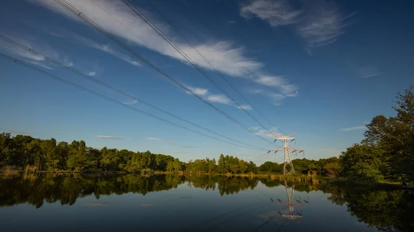 Sieć elektroenergetyczna dalekobieżna na nietkniętym lądzie — Zdjęcie stockowe