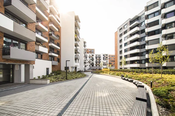 Şehirde bir sürü ev var.