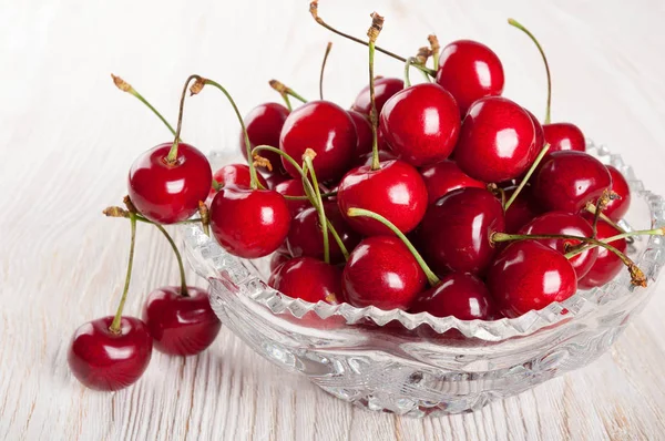 Cereza en jarrón de cristal — Foto de Stock