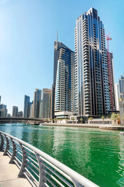 Dubai Marina canal e calçadão — Fotografia de Stock