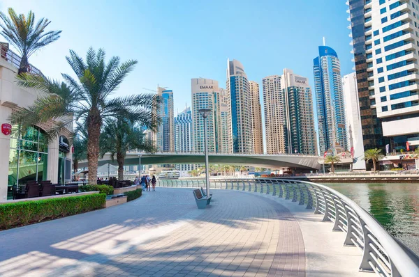 Dubai Marina canal e calçadão . — Fotografia de Stock