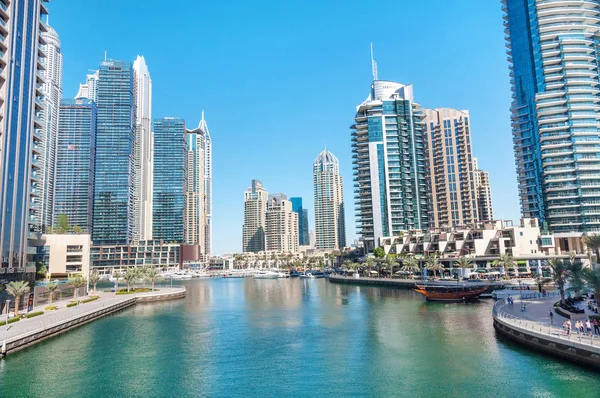 Dubai Marina canal e calçadão . — Fotografia de Stock