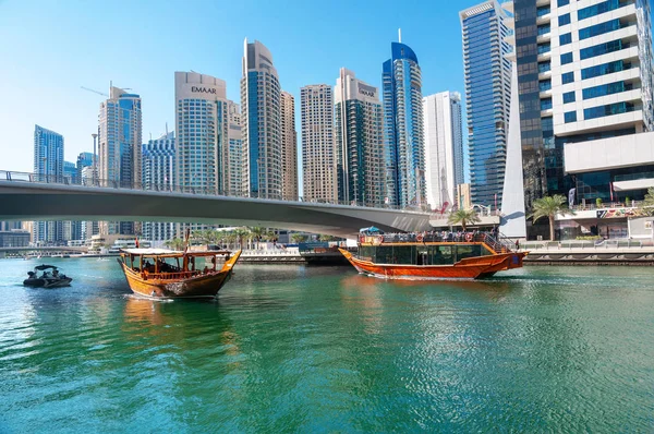 Dubai Marina canal e barcos de natação — Fotografia de Stock