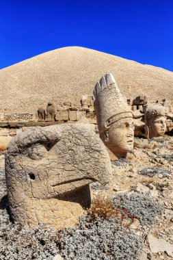 Antik Commagene heykeli, Adiyaman 'ın Nemrut Dağı' nın tepesinde yer alıyor. Unesco Dünya Mirası Nemrut Dağı 'nda Kral Antiochus' un namı diğer Commagene 'in gömüldüğü yerde..