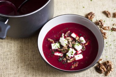 ceviz ve peynir ile pancar çorbası