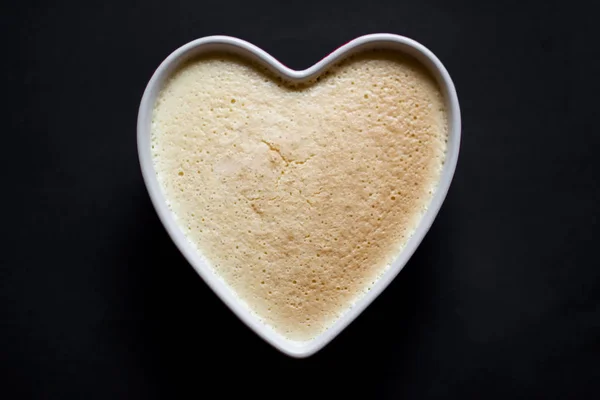Creme brulee en tazón en forma de corazón —  Fotos de Stock