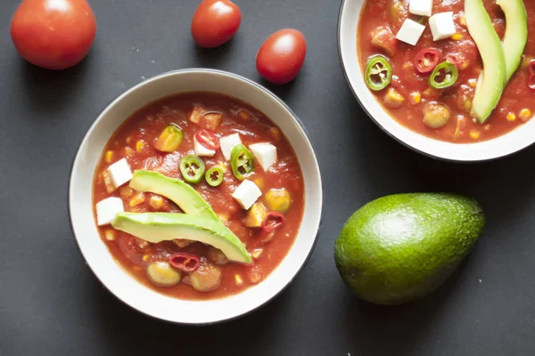 Sopa de tomate mexicana com abacate — Fotografia de Stock