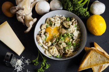 mantar yumurta sarısı ve parmesan ile