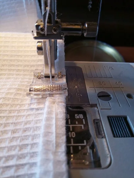 マシンの縫製のプロセス — ストック写真